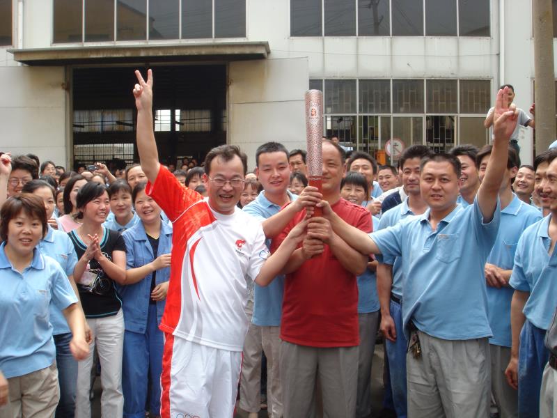 Group General Manager Shou Feng, Group Vice GM and General Manager of Anhui Company Chen Yibing were selected as torchbearers for the 2008 Olympic Games.
